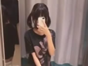 恥ずかしがり屋のアジアの女の子