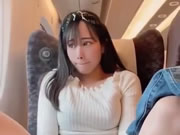 飛行機で自慰行為をするアジアのふしだらな女の女の子